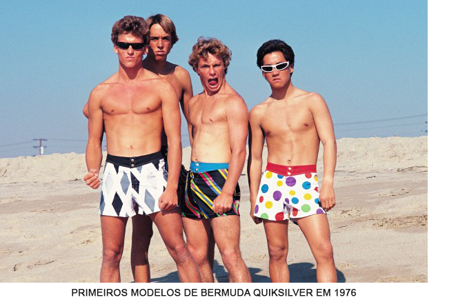Imagem de quatro homens na paria utilizando os primeiros modelos de bermuda da Quiksilver